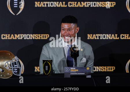 Atlanta, Georgia, USA. Januar 2025. Marcus Freeman, Cheftrainer von Notre Dame Fighting Irish, spricht bei der Pressekonferenz von Cheftrainern für die College Football Playoff National Championship im Mercedes Benz Stadium in Atlanta, Georgia. (Kreditbild: © Scott Stuart/ZUMA Press Wire) NUR REDAKTIONELLE VERWENDUNG! Nicht für kommerzielle ZWECKE! Stockfoto
