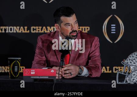 Atlanta, Georgia, USA. Januar 2025. Ryan Day, Cheftrainer von Ohio State Buckeyes, spricht bei der Pressekonferenz der Cheftrainer für die College Football Playoff National Championship im Mercedes Benz Stadium, Atlanta, Georgia, mit den Medien. (Kreditbild: © Scott Stuart/ZUMA Press Wire) NUR REDAKTIONELLE VERWENDUNG! Nicht für kommerzielle ZWECKE! Stockfoto
