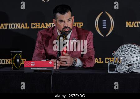 Atlanta, Georgia, USA. Januar 2025. Ryan Day, Cheftrainer von Ohio State Buckeyes, spricht bei der Pressekonferenz der Cheftrainer für die College Football Playoff National Championship im Mercedes Benz Stadium, Atlanta, Georgia, mit den Medien. (Kreditbild: © Scott Stuart/ZUMA Press Wire) NUR REDAKTIONELLE VERWENDUNG! Nicht für kommerzielle ZWECKE! Stockfoto