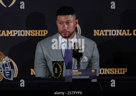 Atlanta, Georgia, USA. Januar 2025. Marcus Freeman, Cheftrainer von Notre Dame Fighting Irish, spricht bei der Pressekonferenz von Cheftrainern für die College Football Playoff National Championship im Mercedes Benz Stadium in Atlanta, Georgia. (Kreditbild: © Scott Stuart/ZUMA Press Wire) NUR REDAKTIONELLE VERWENDUNG! Nicht für kommerzielle ZWECKE! Stockfoto