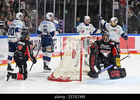 Eishockey DEL - 24/25 - 38. Spieltag: Kölner Haie vsIserlohn Roosters am19.01.2025 im in der LANXESS Arena in Köln Iserlohner Torjubel nach dem 0:2 Foto: Osnapix Stockfoto