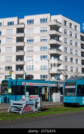 Frankfurt, Deutschland. Februar 2022. Bahnhof und modernes Wohngebäude in frankfurt am Main an einem sonnigen Tag. Stockfoto