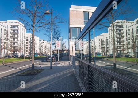 Frankfurt, Deutschland. Februar 2022. Stadtblick und moderne Wohnhäuser in frankfurt am Main an einem sonnigen Tag. Stockfoto
