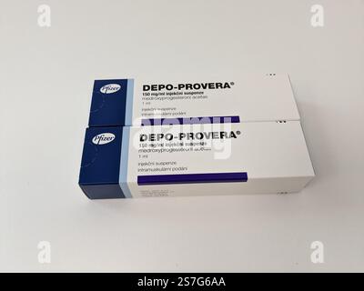 Prag, Tschechische Republik-26. Januar 2025: DEPO-PROVERA Box mit Medikamenten mit MEDROXYPROGESTERON Wirkstoff von PFIZER, zur Verhütung verwendet, bir Stockfoto