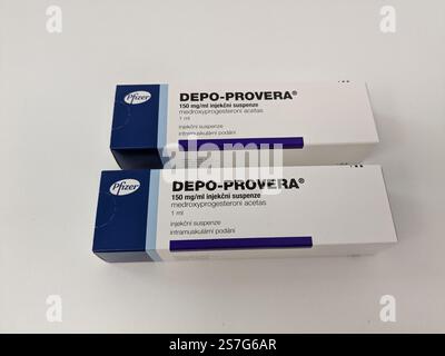 Prag, Tschechische Republik-26. Januar 2025: DEPO-PROVERA Box mit Medikamenten mit MEDROXYPROGESTERON Wirkstoff von PFIZER, zur Verhütung verwendet, bir Stockfoto