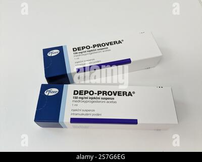 Prag, Tschechische Republik-26. Januar 2025: DEPO-PROVERA Box mit Medikamenten mit MEDROXYPROGESTERON Wirkstoff von PFIZER, zur Verhütung verwendet, bir Stockfoto