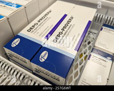 Prag, Tschechische Republik-26. Januar 2025: DEPO-PROVERA Box mit Medikamenten mit MEDROXYPROGESTERON Wirkstoff von PFIZER, zur Verhütung verwendet, bir Stockfoto