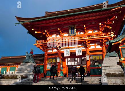 Main entry gate "Romon" at Kyoto's Fushimi Inari Taisha built by Toyotomi Hideyoshi in 1589, gateway to business and agriculture Shinto shrine, Japan Stockfoto