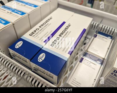 Prag, Tschechische Republik-26. Januar 2025: DEPO-PROVERA Box mit Medikamenten mit MEDROXYPROGESTERON Wirkstoff von PFIZER, zur Verhütung verwendet, bir Stockfoto