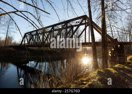 Die Sonne untergeht am Samstag, den 18. Januar 2025, über der Reinig Bridge im Snoqualmie Valley, Washington. Die stillgelegte Eisenbahnbrücke ist Rone Stockfoto