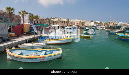 Marsaxlokk, Malta - 28. August 2019: Farbenfrohe Vintage-Boote liegen an einem sonnigen Sommertag im Fischerhafen von Marsaxlokk Stockfoto