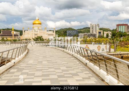 Fußgängerbrücke mit goldenen Kuppeln und Minaretten der Omar Ali Saifuddien Moschee im Hintergrund, Bandar Seri Begawan, Borneo, Sultanat br Stockfoto