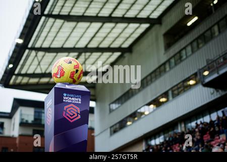London, Großbritannien. Januar 2025. London, England, 19. Januar 2025: Match Ball vor dem Spiel der Womens Super League zwischen Tottenham Hotspur und Leicester City an der Brisbane Road in London. (Pedro Porru/SPP) Credit: SPP Sport Press Photo. /Alamy Live News Stockfoto
