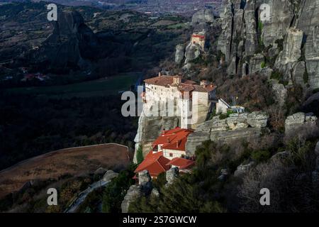 Das Kloster Roussanou (oder „Agias Varvaras“) liegt hoch oben auf einem riesigen Felsen. Es ist Teil der orthodoxen christlichen Klostergemeinschaft von Meteora, Griechenland Stockfoto
