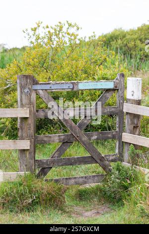 Holztor in der englischen Landschaft | Windmill Farm, Lizard National Nature Reserve Cornwall Stockfoto