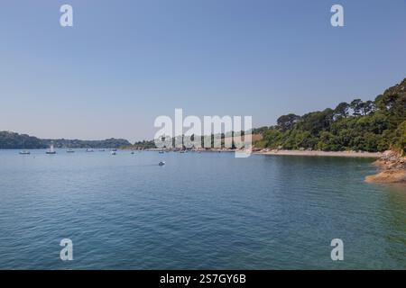 In Richtung Grebe Beach, am Helford River, an einem sonnigen Tag | Durgan, Helford, Cornwall Stockfoto