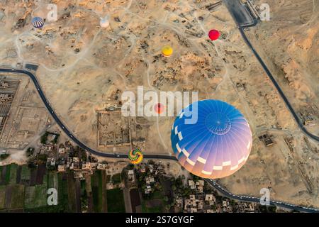 Großer Heißluftballon, der vom Boden über die Sahara-Wüste und das Tal der Könige bei Luxor, Egpyt, aufsteigt Stockfoto