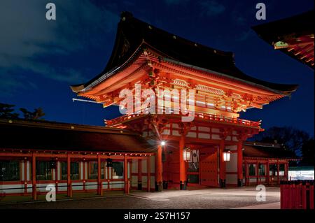 Haupteingang „Romon“ am Kyoto Fushimi Inari Taisha, erbaut von Toyotomi Hideyoshi im Jahr 1589, Tor zum Shinto-Schrein für Wirtschaft und Landwirtschaft, Japan Stockfoto