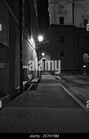 Gasse bei Nacht in Salzberg Österreich Stockfoto