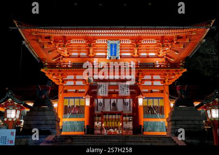 Haupteingang „Romon“ am Kyoto Fushimi Inari Taisha, erbaut von Toyotomi Hideyoshi im Jahr 1589, Tor zum Shinto-Schrein für Wirtschaft und Landwirtschaft, Japan Stockfoto