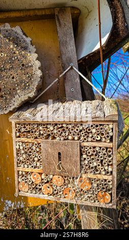 Handgefertigtes kleines Insektenhotel im öffentlichen Garten. Uberlingen, Deutschland. Stockfoto