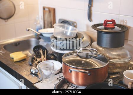 Schmutziges Geschirr stapelt sich nach einem Familienessen in einem überfüllten Spülbecken Stockfoto
