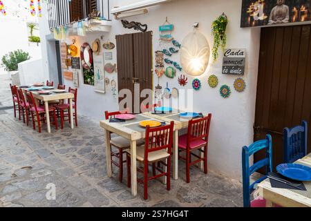 Einfaches kleines gemütliches Restaurant in einer engen Straße im Zentrum von Ibiza Stadt. Stockfoto