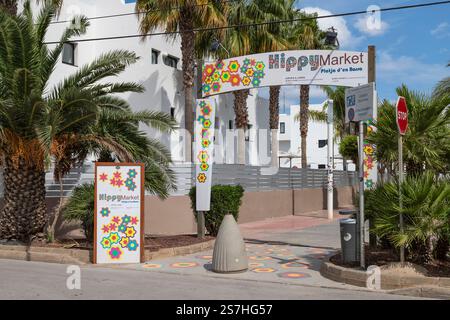Eintritt zum Playa d’en Bossa Hippiemarkt auf der spanischen Insel Ibiza. Stockfoto