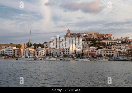 Historische Altstadt von Dalt Vila mit Blick auf die Kathedrale - Catedral de Santa Maria, auf der spanischen Insel Ibiza. Stockfoto