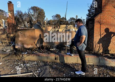 Altadena, Kalifornien, USA. Januar 2025. Tim Divers befindet sich in den Trümmern seines Hauses, das durch den Eaton-Brand in Altadena, Kalifornien, zerstört wurde. Mindestens 27 Menschen sind gestorben, und Tausende von Gebäuden sind bei den Bränden Eaton und Palisades verbrannt. (Credit Image: © Jonathan Alcorn/ZUMA Press Wire) NUR REDAKTIONELLE VERWENDUNG! Nicht für kommerzielle ZWECKE! Stockfoto