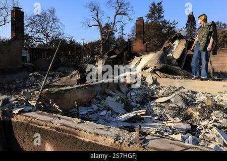 Altadena, Kalifornien, USA. Januar 2025. Julia Divers durchsucht die Trümmer ihres Hauses, das durch den Eaton-Brand in Altadena, Kalifornien, zerstört wurde. Mindestens 27 Menschen sind gestorben, und Tausende von Gebäuden sind bei den Bränden Eaton und Palisades verbrannt. (Credit Image: © Jonathan Alcorn/ZUMA Press Wire) NUR REDAKTIONELLE VERWENDUNG! Nicht für kommerzielle ZWECKE! Stockfoto