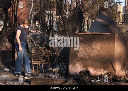 Altadena, Kalifornien, USA. Januar 2025. Julia Divers durchsucht die Schutt ihres Hauses, das durch den Eaton-Brand in Altadena, Kalifornien, zerstört wurde. Mindestens 27 Menschen sind gestorben, und Tausende von Gebäuden sind bei den Bränden Eaton und Palisades verbrannt. (Credit Image: © Jonathan Alcorn/ZUMA Press Wire) NUR REDAKTIONELLE VERWENDUNG! Nicht für kommerzielle ZWECKE! Stockfoto