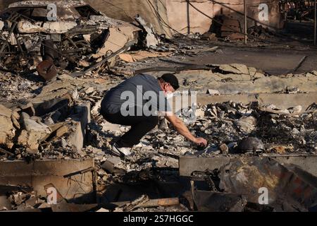 Altadena, Kalifornien, USA. Januar 2025. Tim Divers durchsucht die Trümmer seines Hauses, das durch den Eaton-Brand in Altadena, Kalifornien, zerstört wurde. Mindestens 27 Menschen sind gestorben, und Tausende von Gebäuden sind bei den Bränden Eaton und Palisades verbrannt. (Credit Image: © Jonathan Alcorn/ZUMA Press Wire) NUR REDAKTIONELLE VERWENDUNG! Nicht für kommerzielle ZWECKE! Stockfoto