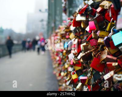 Verschiedene Liebesvorhängeschlösser an der Hohenzollernbrücke in Richtung Rhein-Dom in Köln. Konzept: Freundschaft, Liebe, EternityPeople usua Stockfoto