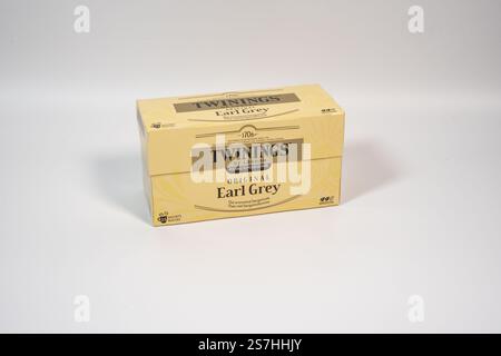 Die Teeverpackung Earl Grey auf einem schlichten Hintergrund unterstreicht die Geschichte der Marke Stockfoto