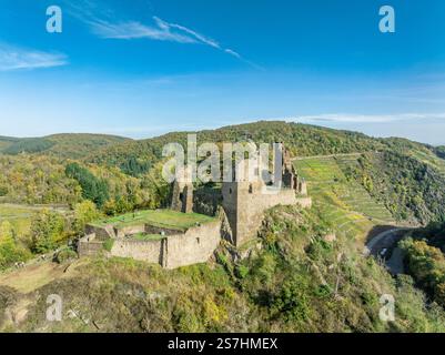 Aus der Vogelperspektive auf die Burg in Altenahr Deutschland, eine mittelalterliche Festung auf einem Hügel mit Mauern und Türmen über dem Fluss Stockfoto