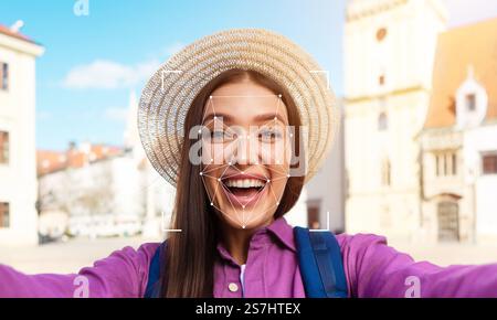 Lächelnde Frau mit Gesichtserkennungstechnologie im Freien an einem sonnigen Ort Stockfoto