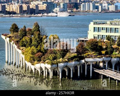 Little Island Park, künstlicher Inselpark, eröffnet 2021, Pier 55, im Hudson River Park, Greenwich Village, New York City, NY, USA Stockfoto