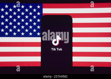 London, Großbritannien. Januar 2025. TikTok-Logo auf einem Telefonbildschirm und die Flagge der USA. In den USA wurde der Dienst nun wiederhergestellt, nachdem das Urteil des Obersten Gerichtshofs ein Verbot der chinesischen Social-Media-App bestätigt hat. Quelle: Vuk Valcic/Alamy Stockfoto