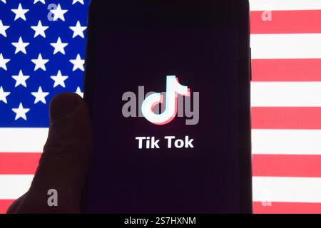 London, Großbritannien. Januar 2025. TikTok-Logo auf einem Telefonbildschirm und die Flagge der USA. In den USA wurde der Dienst nun wiederhergestellt, nachdem das Urteil des Obersten Gerichtshofs ein Verbot der chinesischen Social-Media-App bestätigt hat. Quelle: Vuk Valcic/Alamy Stockfoto