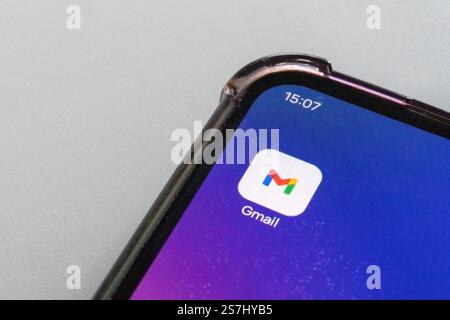 Moskau, Russland - 19. Januar 2025: Nahaufnahme des Smartphones mit Gmail-Symbol und Uhrzeit Stockfoto