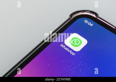 Moskau, Russland - 19. Januar 2025: Nahaufnahme des Smartphone-Displays mit WhatsApp-Symbol auf dem Bildschirm Stockfoto
