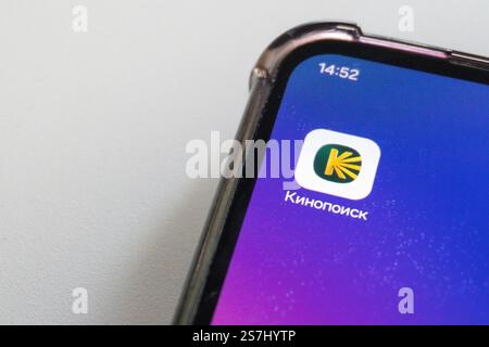 Moskau, Russland - 19. Januar 2025: Smartphone-Display mit Kinopoisk App Online-Kino Stockfoto