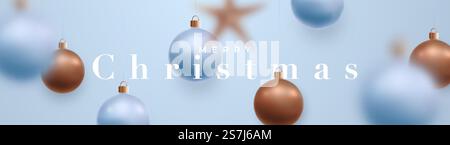 Frohe Weihnachten langes Banner. Festliches Banner mit Weihnachtskugeln und Stern, der an der Angelschnur hängt. Vorlage für das neue Jahr für Website, Werbeaktion im Geschäft, soziale Medien. Bewegungseffekt für Weihnachtskugeln. Stock Vektor