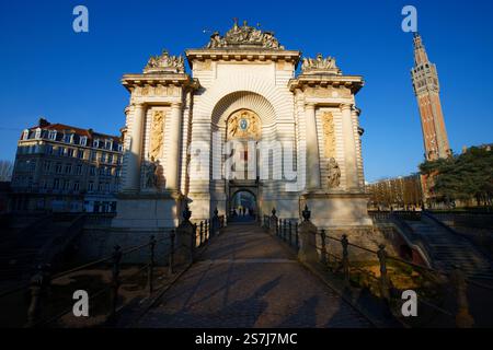 Die Porte de Paris, ein Triumphbogen in Lille, dem französischen Departement Nord Stockfoto