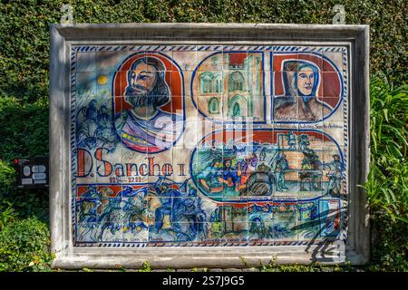 Geflieste Gedenktafel zum Gedenken an den König von Portugal Dom Sancho I. (1154-1211) im tropischen Garten am Monte Palace, Funchal, Madeira, Portugal Stockfoto
