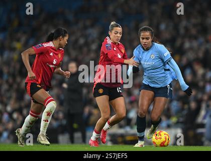 Manchester, Großbritannien. Januar 2025. Mary Fowler von Manchester City Women tritt beim FA Women's Super League Spiel im Etihad Stadium in Manchester gegen Gemma Evans von Manchester United Women aus. Der Bildnachweis sollte lauten: Cody Froggatt/Sportimage Credit: Sportimage Ltd/Alamy Live News Stockfoto