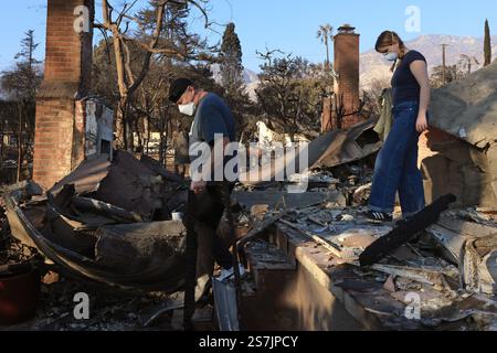 Altadena, Kalifornien, USA. Januar 2025. TIM DIVERS und Tochter JULIA DIVERS suchen durch die Trümmer ihres Hauses, das durch das Eaton Feuer zerstört wurde. Mindestens 27 Menschen sind gestorben, und Tausende von Gebäuden sind bei den Bränden Eaton und Palisades verbrannt. (Credit Image: © Jonathan Alcorn/ZUMA Press Wire) NUR REDAKTIONELLE VERWENDUNG! Nicht für kommerzielle ZWECKE! Stockfoto