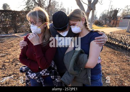 Altadena, Kalifornien, USA. Januar 2025. LAURYN SAYLER TAUCHER, TIM TAUCHER und Tochter JULIA TAUCHER im Vorhof ihres Hauses, das durch den Eaton Brand zerstört wurde. Mindestens 27 Menschen sind gestorben, und Tausende von Gebäuden sind bei den Bränden Eaton und Palisades verbrannt. (Credit Image: © Jonathan Alcorn/ZUMA Press Wire) NUR REDAKTIONELLE VERWENDUNG! Nicht für kommerzielle ZWECKE! Stockfoto