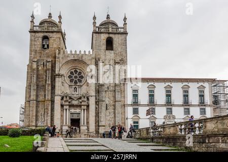 Fassade der Kathedrale von Porto mit detaillierter Fassade in Porto, Portugal. (Kathedrale von Porto, Sé do Porto) Stockfoto